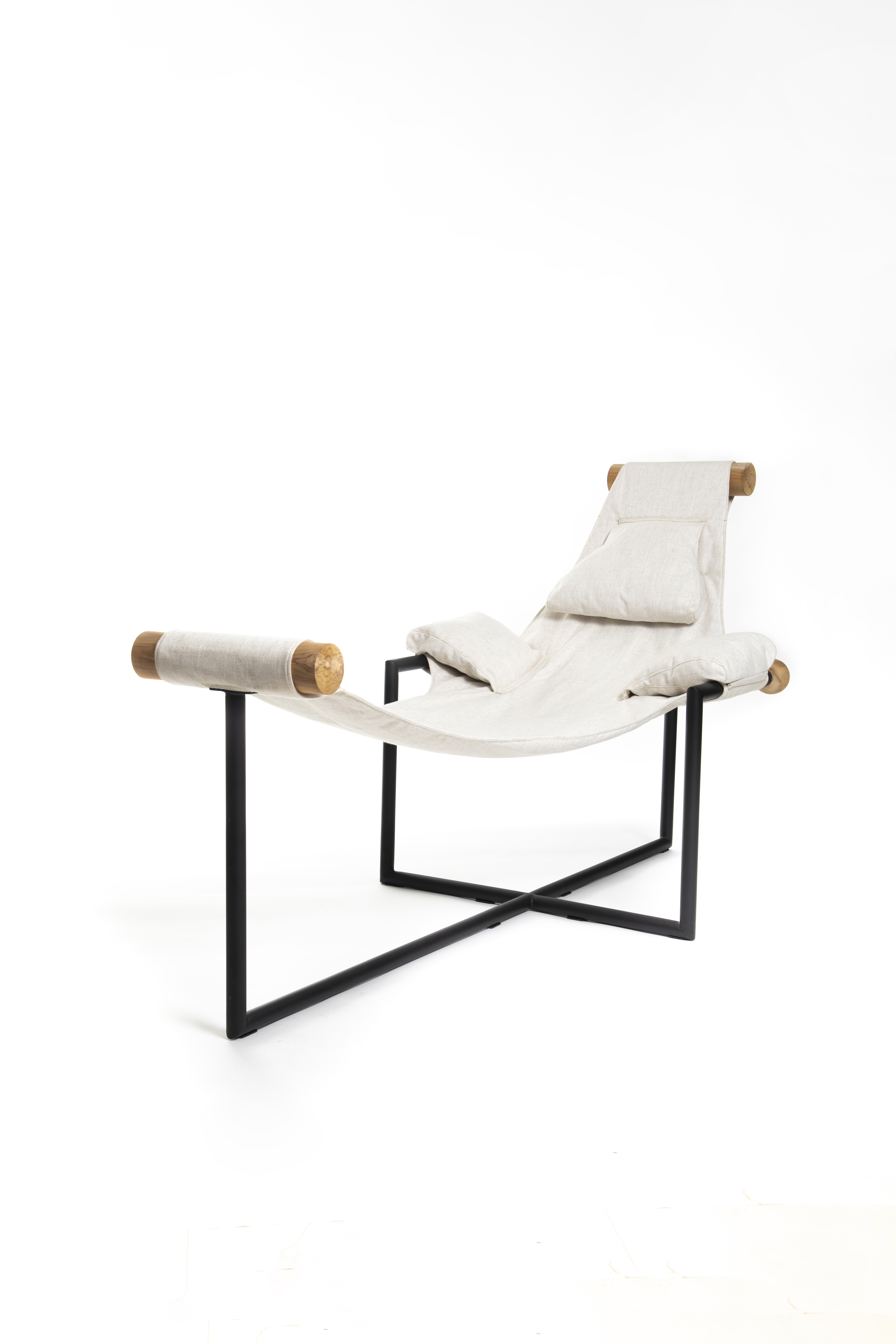 Chaise Mucuripe em tecido claro e madeira natural