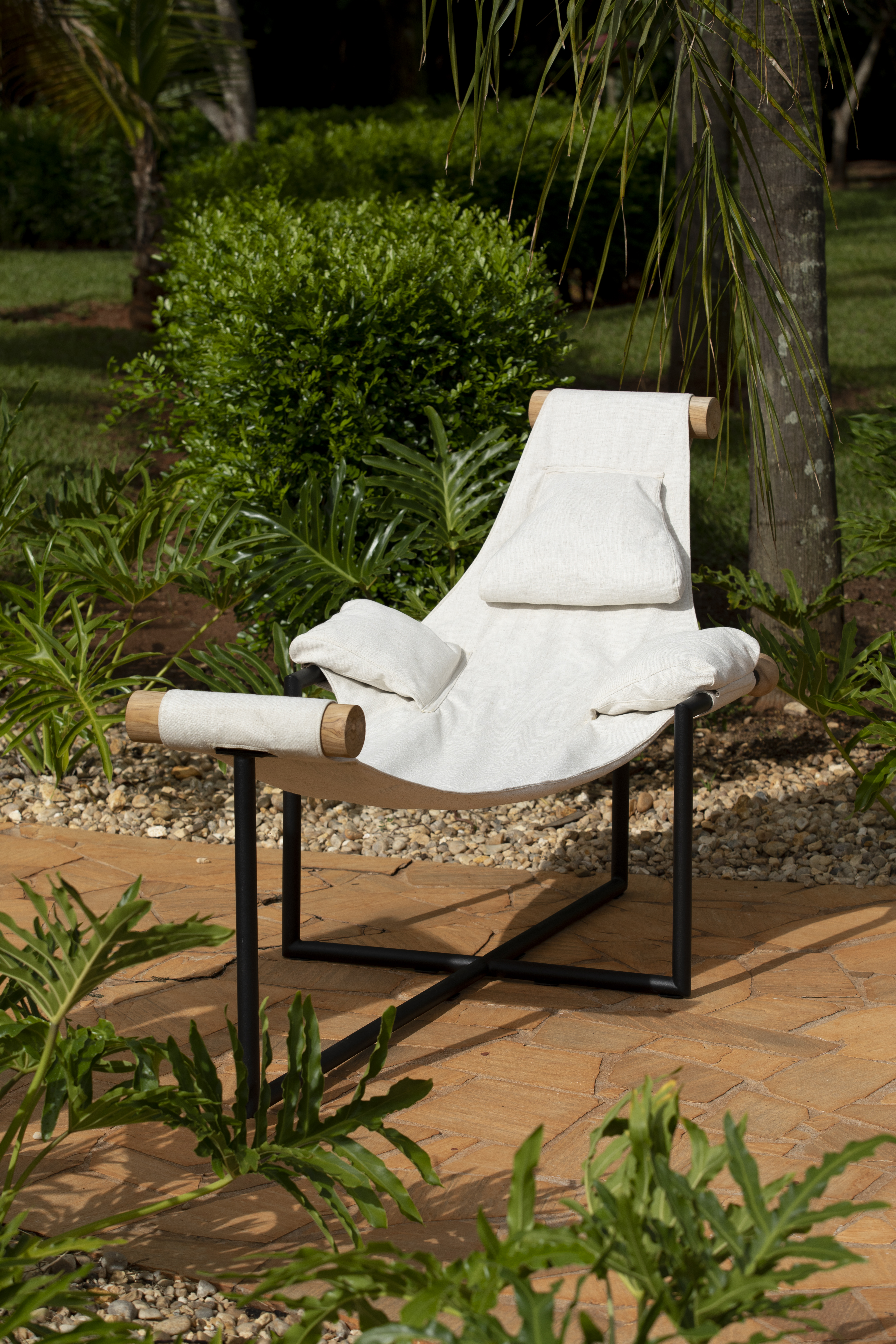 Chaise Mucuripe em meio à vegetação